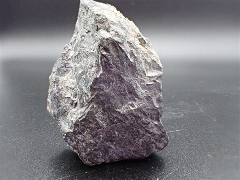  อ aufgeführt Uraninite: การขุดอย่างไรเพื่อให้ได้ยูเรเนียมที่บริสุทธิ์ที่สุด?